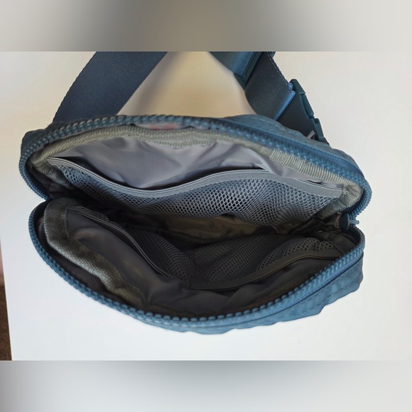 GAIAM Waist Pack Sidekick Fanny Pack Crossbody BLUE Weather Resistant - Picture 3 of 4